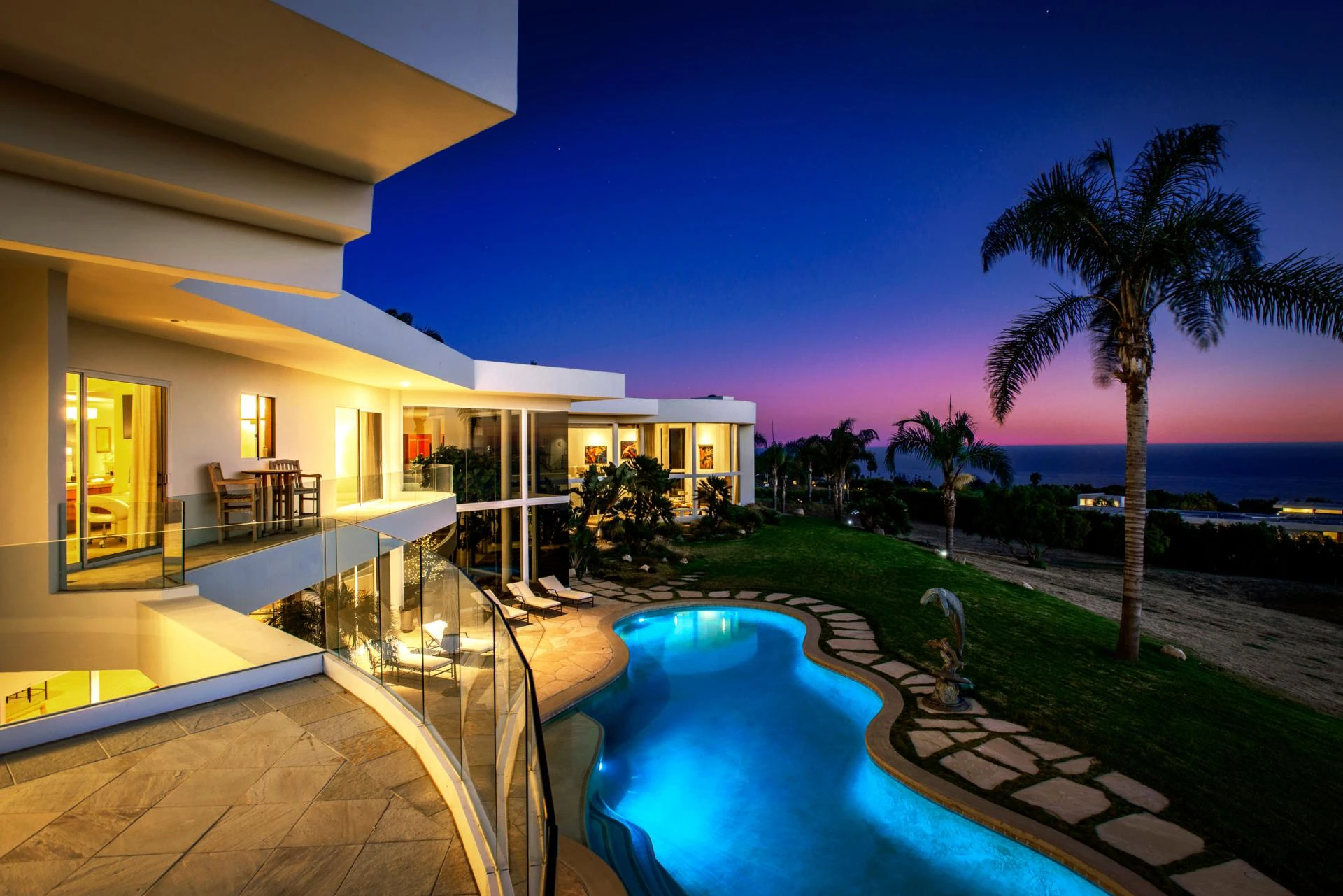 Essence of a Glamorous Life in Celebrity-Heavy Malibu » Digs.net