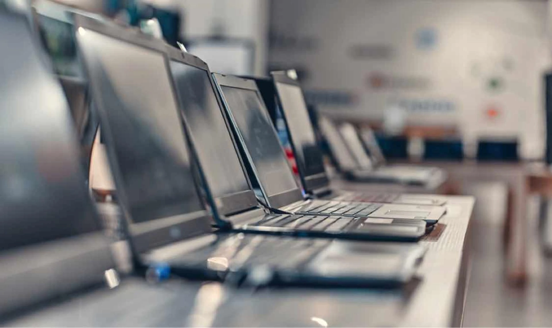 Save Money Buying a Laptop with These 5 Purchasing Guides