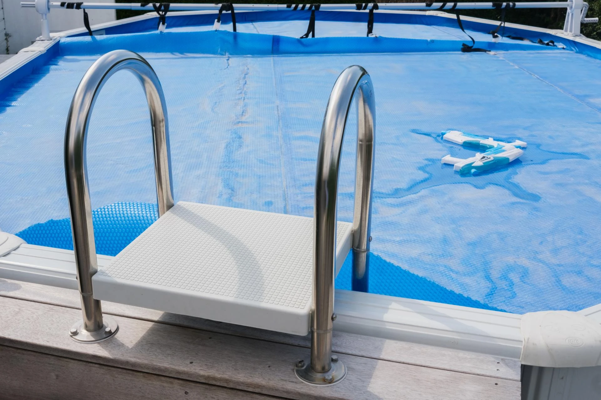 How to Choose the Best Above Ground Pool Ladder for Safety and Style