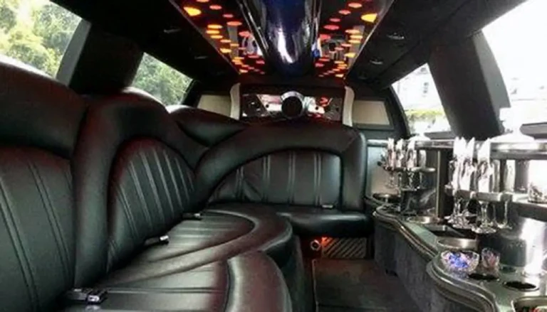 The Do’s and Don’ts of Riding in a Limousine