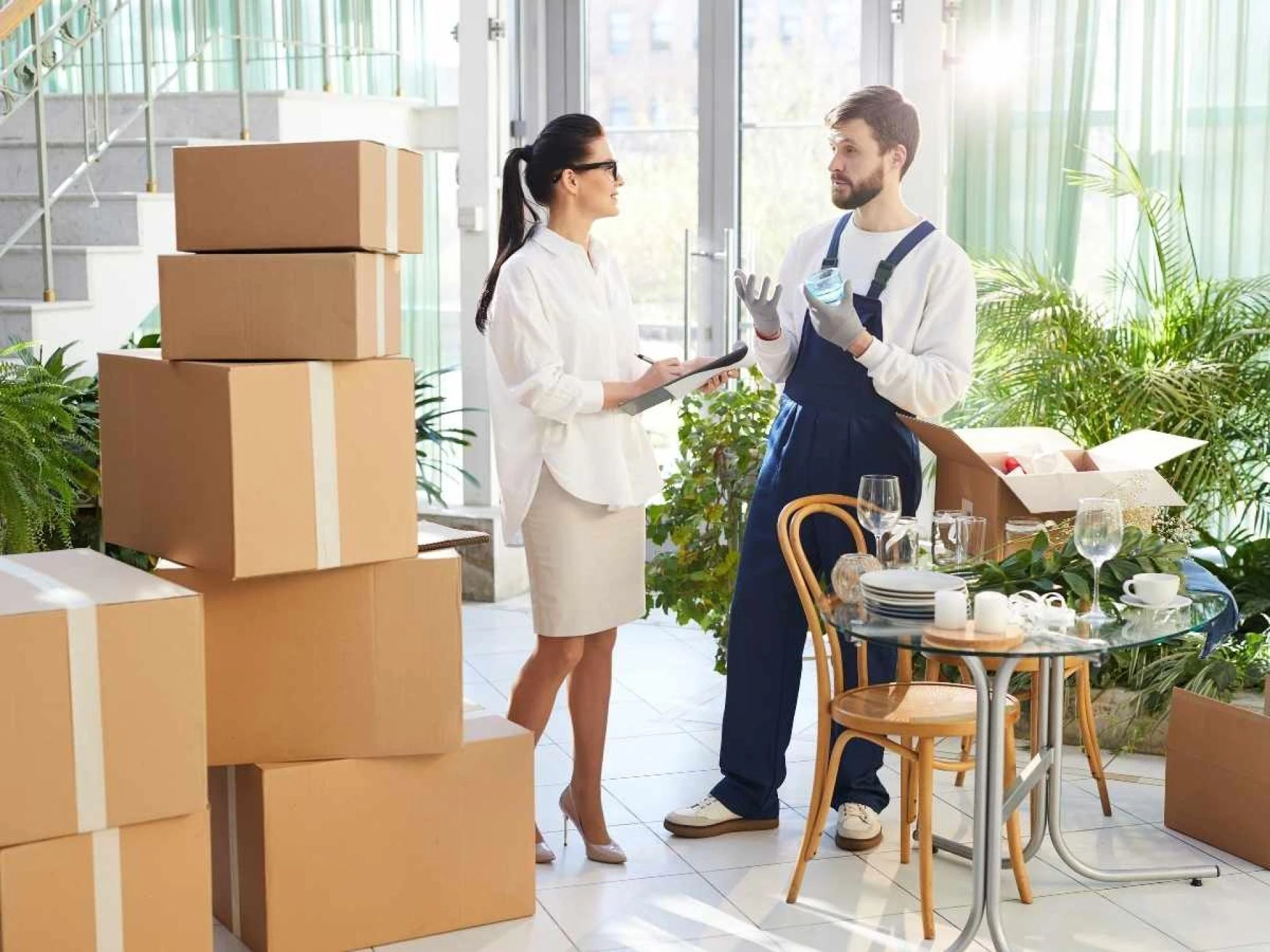 What are the key benefits of hiring a local moving company?