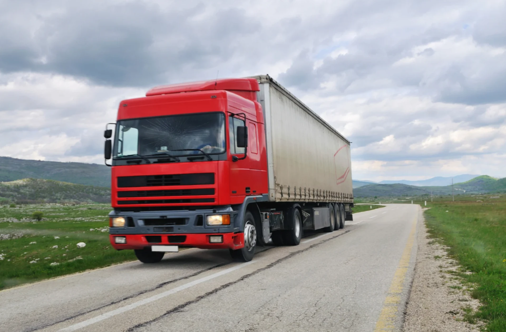 Top Signs You Need a Truck Windscreen Replacement