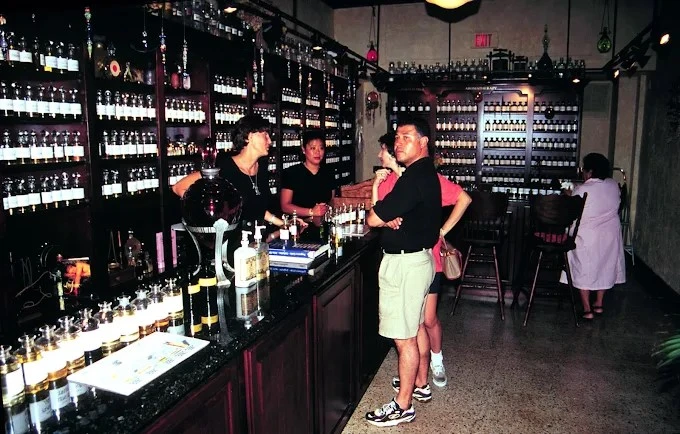 Fragrance Oils vs. Colognes: Which Truly Stays With You Longer?