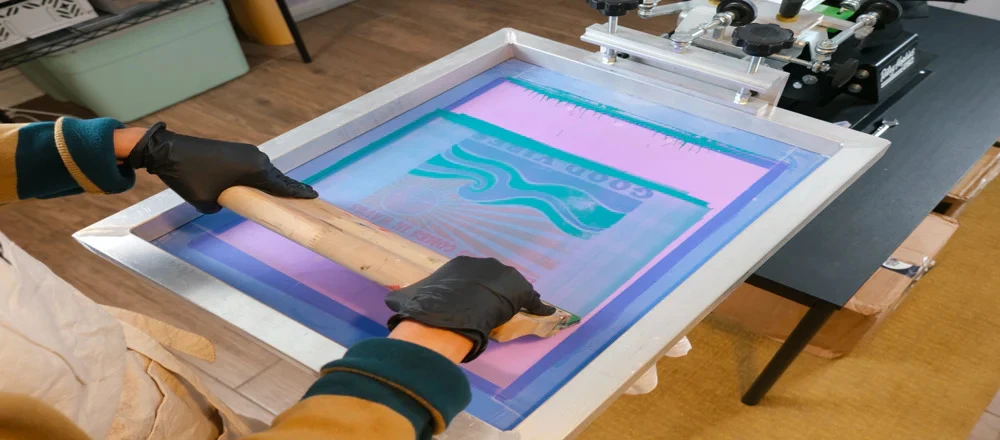 How to Choose Between DTF and Screen Printing for Custom Apparel