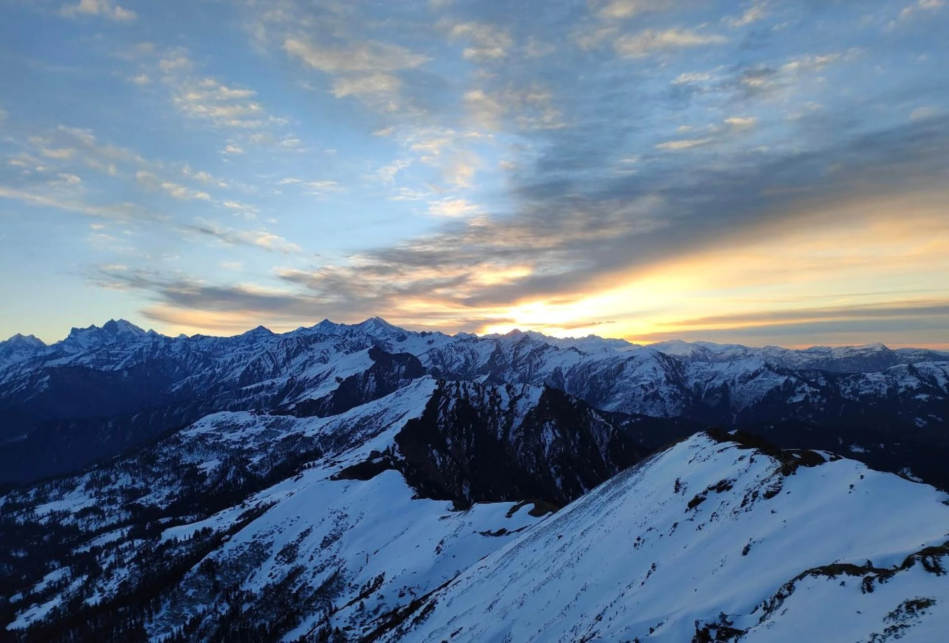 Kedarkantha Trek Best Time: Ideal Weather, Snowfall & Trekking Season