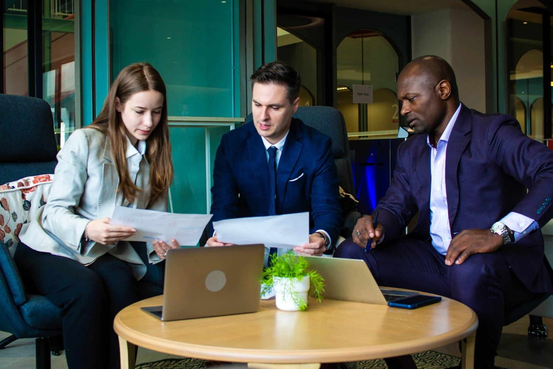 10 Valuable Ways an Insurance Agency Helps You Choose the Right Coverage