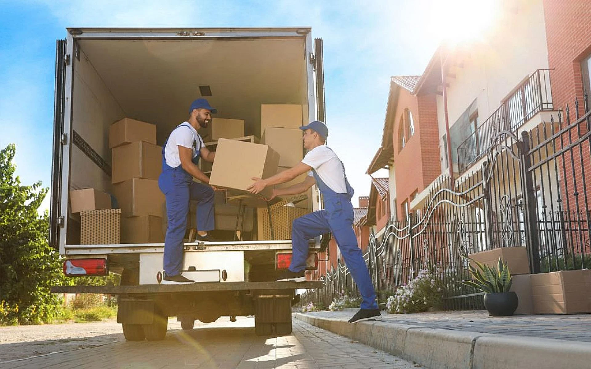 How to Find the Right Moving Company in Dubai: A Complete Guide